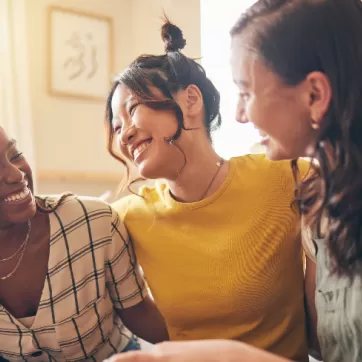 3 friends laughing together